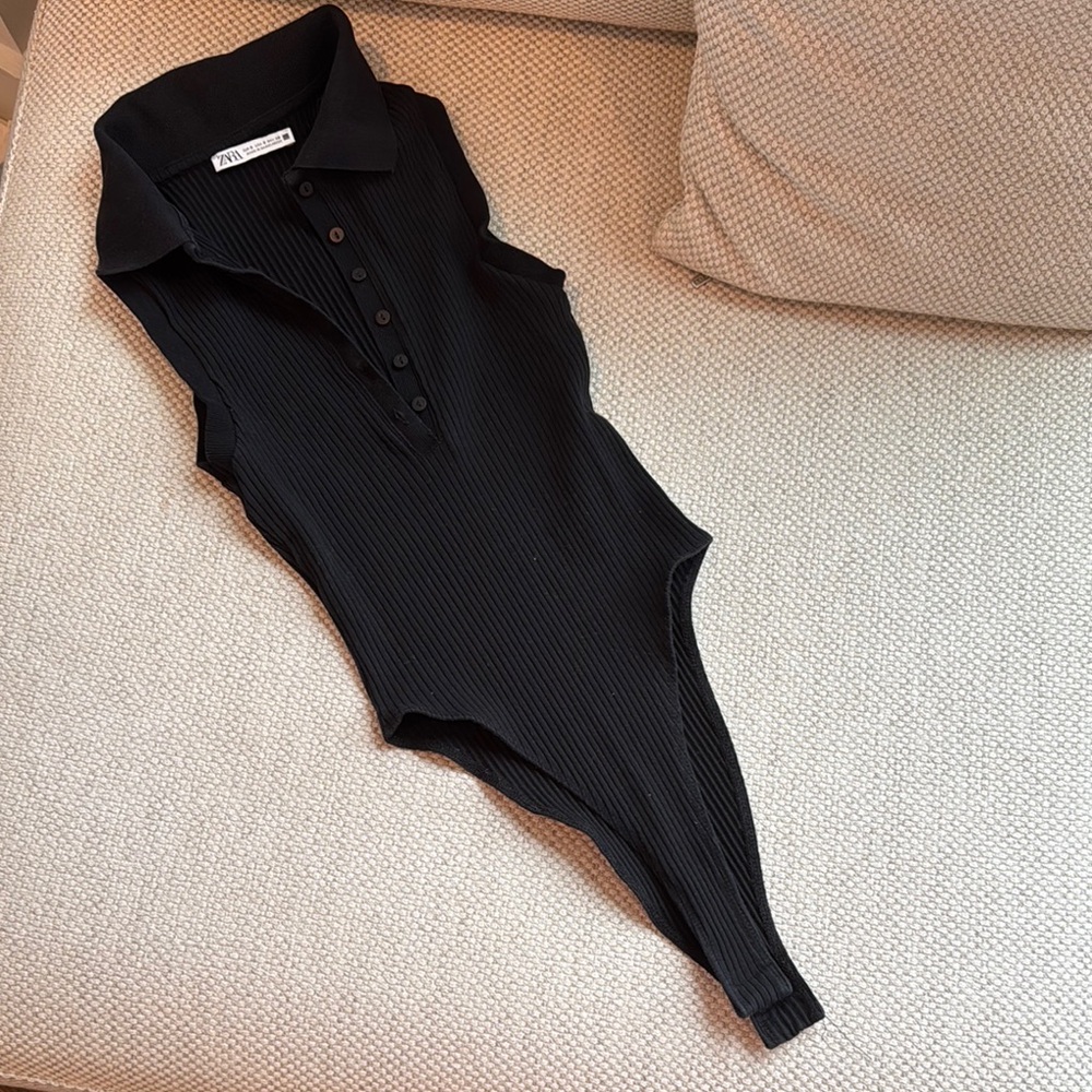 Sleeveless black ribbed bodysuit top by Zara